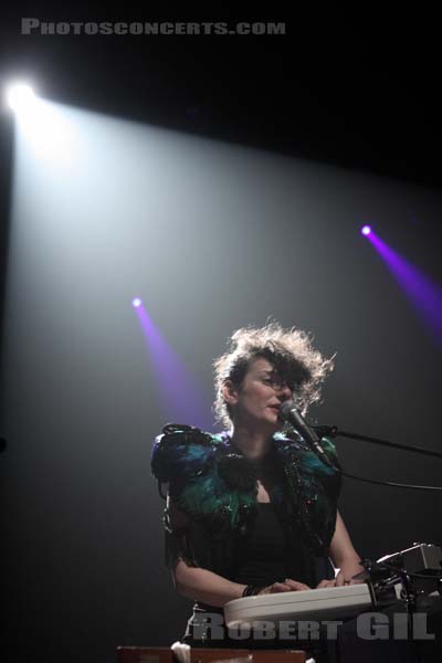 ALICE LEWIS - 2010-11-02 - PARIS - Le Bataclan - 